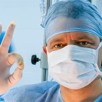 Tummen upp av läkaren