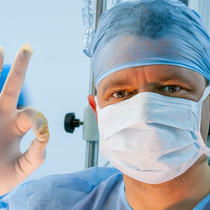 Tummen upp av läkaren